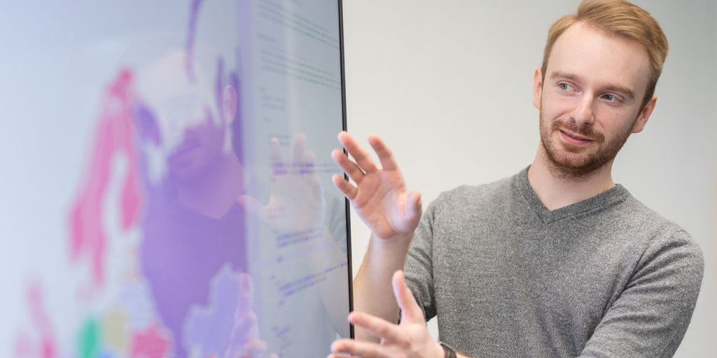 Student beim Präsentieren am WhiteBoard